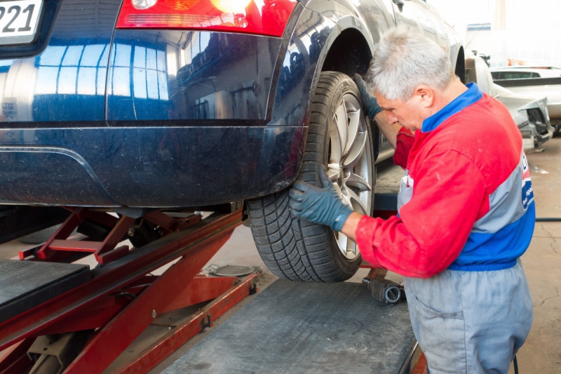 vitrine-TOULON-min_auto_repair_repair_lift_auto_mechanic_work_clothes_master_professional_man_of_the_fold-685629