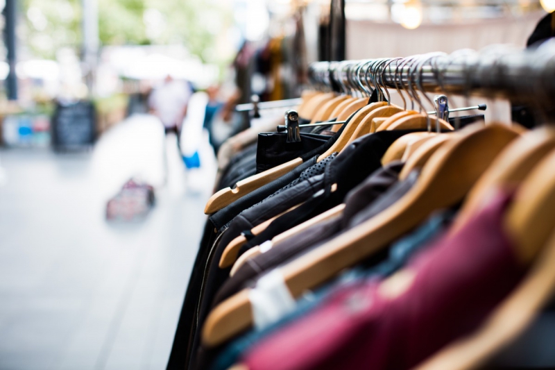 vitrine-TOULON-min_blur_close_up_focus_hanger_jacket_market_people_rack-1176303