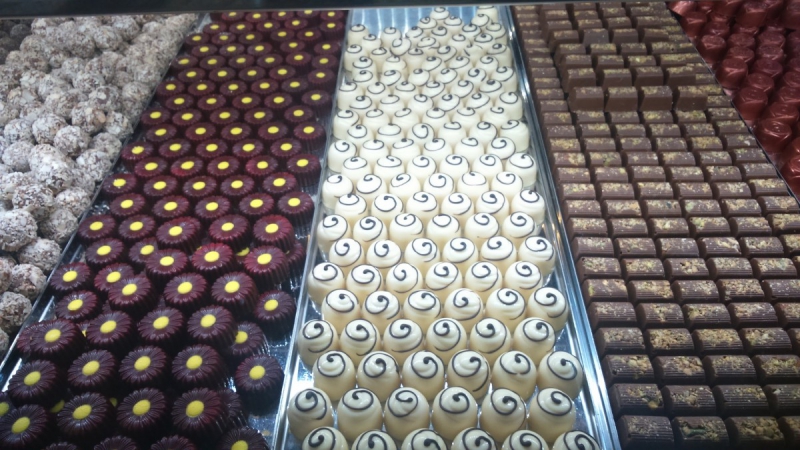 vitrine-TOULON-min_chocolates_milk_chocolate_white_chocolate_truffles_candy_food_treat_cacao-1213769