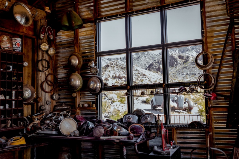 vitrine-TOULON-min_shop_window_part_junk_abandoned-138873